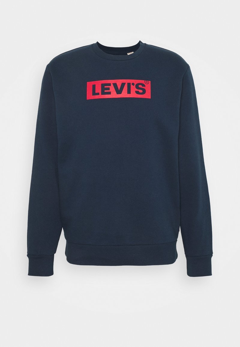 Sweat-shirt bleu marine à col rond et manches longues, avec un rectangle rouge portant l'inscription "LEVI'S" en lettres noires audacieuses, centrée sur la poitrine.