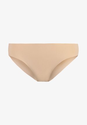 Parte inferior de bikini beige simple con una textura suave y cobertura media. Presenta bordes sin costuras y un diseño clásico y minimalista.