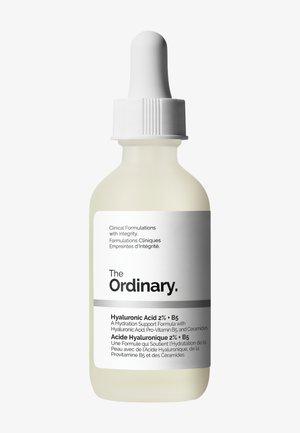 Flacon compte-gouttes étiqueté The Ordinary Hyaluronic Acid 2% + B5 sérum hydratant avec texte bilingue en anglais et en français.