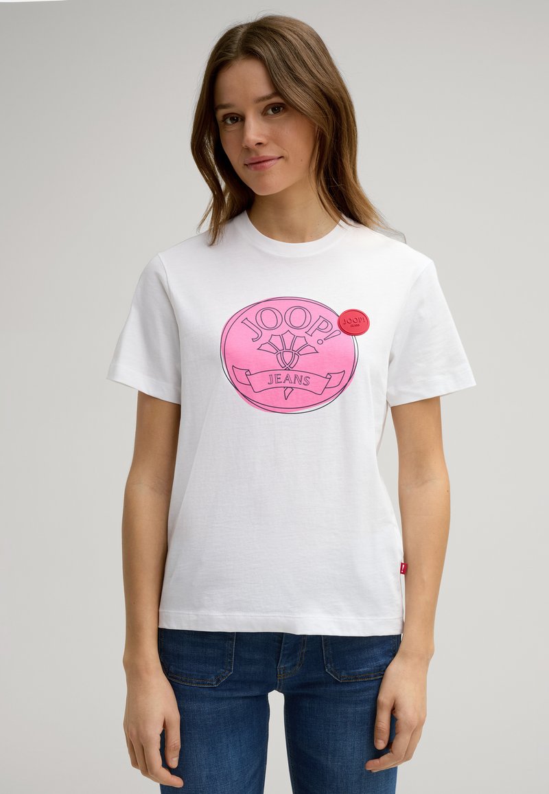 Weißes Baumwoll-T-Shirt mit einem großen pinkfarbenen runden Logo, das "JOOP!" und "JEANS" zeigt. Das T-Shirt hat kurze Ärmel und eine lockere Passform.
