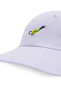 Jasnofioletowa czapka z małym haftowanym wzorem ptaka w kolorze żółtym, zielonym i czarnym. Strukturalny kształt z zakrzywionym daszkiem i otworami wentylacyjnymi.