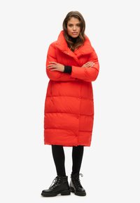 Superdry & Co Abrigo de invierno - volcanic lava orange