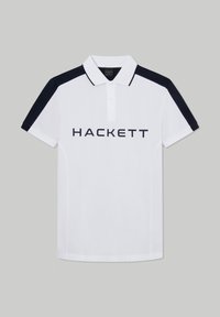 Polo bianco con dettagli blu navy sulle spalle e un'apertura a tre bottoni, con la scritta "HACKETT" stampata in grassetto blu navy sulla parte frontale.