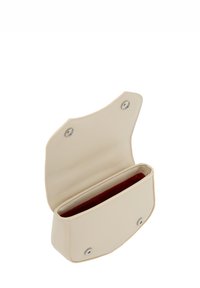 Beige läderclutch med slät yta, rund flap, röd foder och silverfärgade tryckknappar.