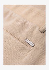 Sélectionné, beige