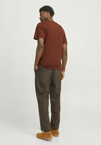 Jack & Jones RUNDHALS - T-shirts print - brown