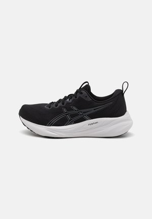 Pantofii sport negri au un superior respirabil, material texturat, talpă albă în contrast și detalii reflective pe lateral. Design ușor.