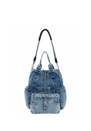 Blå denim håndtaske med flere lommer, knapper og justerbar stribet skulderrem.