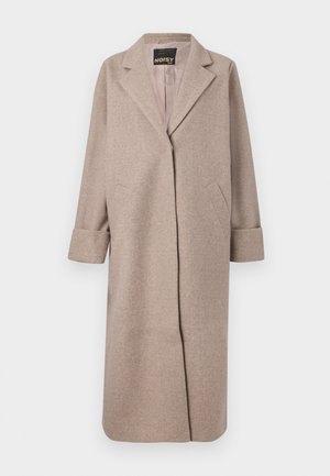 Casaco em mistura de lã bege com colarinho estruturado, frente aberta e dois bolsos laterais. Apresenta punhos dobrados e uma textura suave.