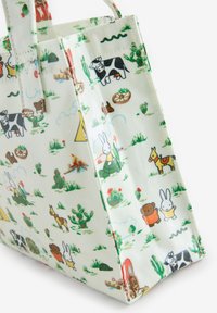 Farverig stof tote bag med forskellige illustrationer af dyr og natur, herunder køer, kaniner og kaktusser på en lys baggrund.