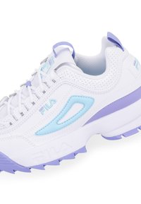Sneaker bianche con dettagli in color pervinca, dotate di una tomaia in rete, collare imbottito, chiusura con lacci e suola in gomma testurizzata. Logo Fila visibile.