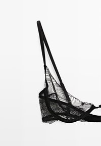 Zwarte kanten bralette met een verfijnd gaasontwerp, verstelbare dunne bandjes en een golvende rand. De stof ziet er zacht uit met een ingewikkeld detail.