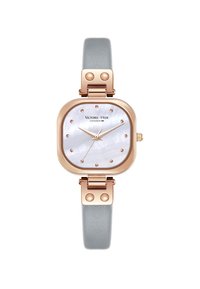 Reloj cuadrado de oro rosado con una esfera de nácar, correa de cuero gris y detalles de tachuelas. Presenta agujas y marcadores en oro rosado.