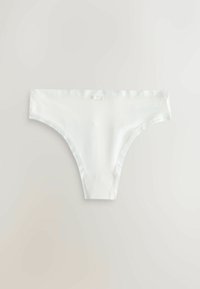 String blanc sans coutures avec un petit nœud décoratif centré sur la ceinture, posé à plat sur un fond clair.