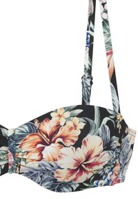 Čierny bandeau bikini top s živým kvetinovým potlačou agát a listov, elastický materiál, nastaviteľné ramienka a bezšvíkový dizajn.