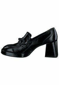 Zapato de tacón alto de charol negro con tacón grueso, punta redondeada y detalle decorativo de nudo en la parte delantera.
