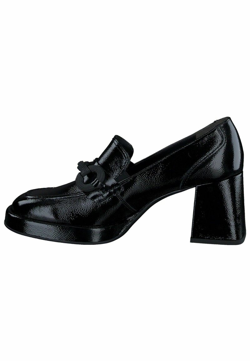 Zapato de tacón alto de charol negro con tacón grueso, punta redondeada y detalle decorativo de nudo en la parte delantera.