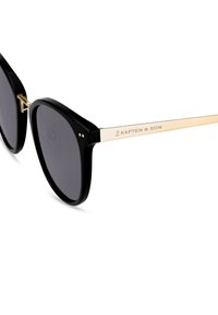Černé sluneční brýle s lesklým povrchem, vybavené šedými skly a zlatým kovovým ramenem s vyrytým nápisem "Kapten & Son." Zaoblený design.