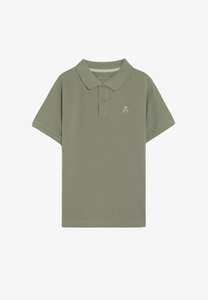 Polo vert olive à manches courtes avec deux boutons et un petit logo clair de tête de mort et os croisés sur le côté gauche de la poitrine.