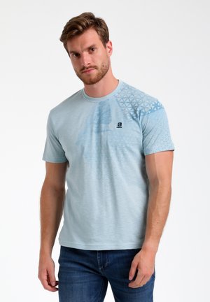 Lichtblauwe T-shirt met korte mouwen en een geometrisch patroon op de schouder, gemaakt van ademend materiaal. Logo op de borst.