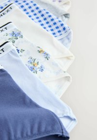 Fünf gefaltete Paar Baumwollunterwäsche in Blau, Hellblau, Blumenmuster, Weiß und blau kariert, diagonal angeordnet.