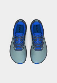 Ζευγάρι γκρι και μπλε παπούτσια Altra για τρέξιμο σε μονοπάτια με κορδόνια, από πάνω σε λευκό φόντο.