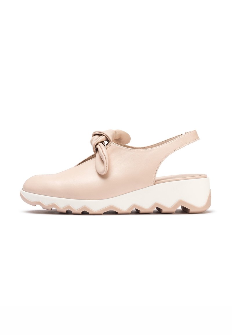 Chaussure slingback beige avec un détail de nœud papillon noué, bout fermé et semelle blanche en zigzag pour une meilleure adhérence et du style.