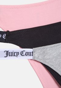 Trīs apakšveļas komplekti: rozā, melnā un pelēkā krāsā. Izgatavoti no mīksta auduma ar elastīgām joslām, uz kurām ir uzdrukāts "Juicy Couture" kontrastējošās krāsās.