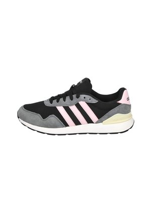 Zapatilla Adidas negra y gris con rayas rosas y detalle en el talón, suela blanca y cordones negros.