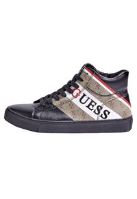 Wysokie sneakersy z czarną skórzaną cholewką, brązowym wzorzystym bocznym panelem oraz białymi/czerwonymi paskami z logo "GUESS". Teksturowana gumowa podeszwa.