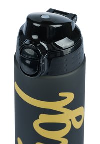 Schwarze Wasserflasche mit matter Oberfläche, abgerundetem Deckel, Ausgießer und einem gelben Logodesign; texturierter Griff im oberen Bereich für leichtes Handling.