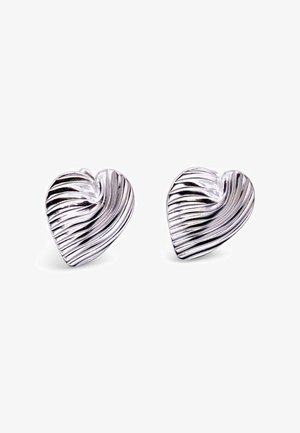 Orecchini a forma di cuore in argento con un design ondulato e testurizzato. Ogni orecchino presenta sottili scanalature e una finitura lucida.