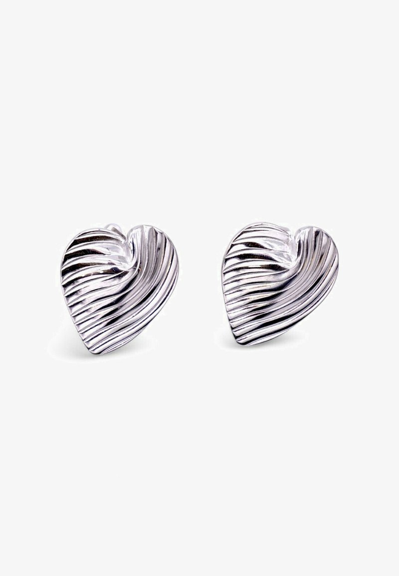 Orecchini a forma di cuore in argento con un design ondulato e testurizzato. Ogni orecchino presenta sottili scanalature e una finitura lucida.