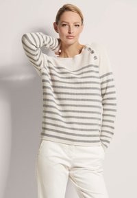 Gestreifter Pullover in Creme- und Grautönen, mit gerippter Textur, weitem Ausschnitt und drei dekorativen Knöpfen an einer Schulter.