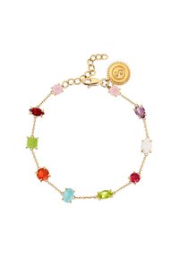 Pulsera de cadena de oro con gemas de colores en varias formas (redonda, ovalada, cuadrada) con un cierre de langosta y un encanto con el logo.