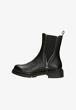 Bottine en cuir noir à fermeture éclair sur le côté, avec panneau élastique, bout arrondi et semelle texturée. Dispose d'une languette au dos pour un enfilage facile.