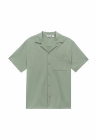 Chemise à col, à manches courtes en tissu texturé vert clair. Elle dispose d'une poche poitrine et de cinq boutons sur le devant.