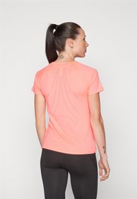 Puma RUN CLOUDSPUN SS TEE W - T-skjorte til trening - sunset glow