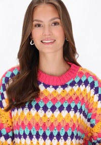 Mehrfarbiger gestrickter Pullover mit einem Diamantmuster in Rosa, Gelb, Türkis, Lila und Weiß. Rundhalsausschnitt und strukturierter Stoff.