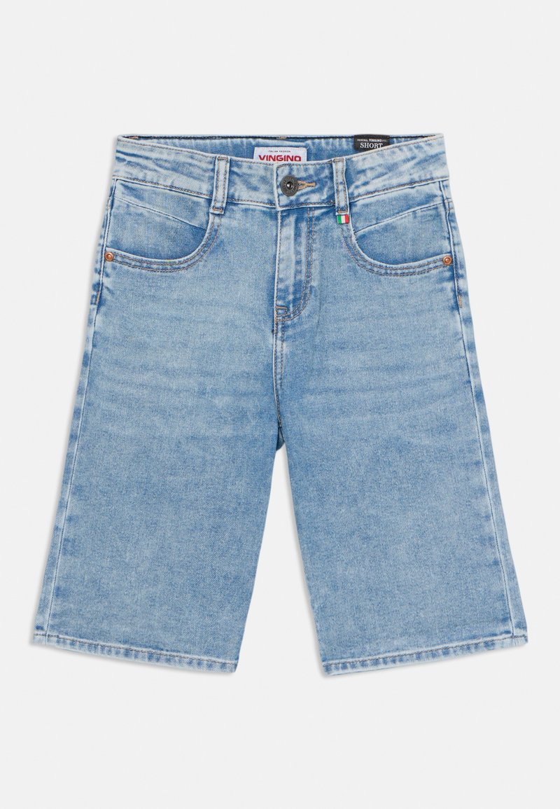 Shorts de mezclilla en un tono azul claro con un ajuste relajado, que cuentan con bolsillos estándar, un cierre de botón y un pequeño acento de bandera italiana en la cintura.