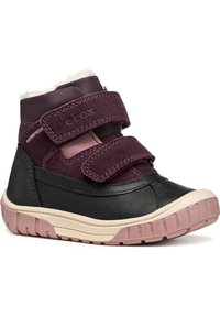 Botines impermeables para niños en morado y negro, con un material texturizado, dos correas de velcro y una suela de goma rosa. Forro suave visible en la parte superior.