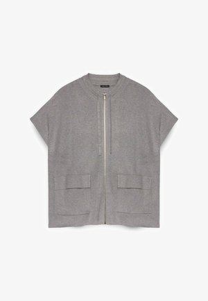 Šedá krátká bunda s krátkými rukávy z měkké látky, se zipem vpředu, kulatým výstřihem a dvěma našitými kapsami na přední straně. Jednoduchý design, volný střih.