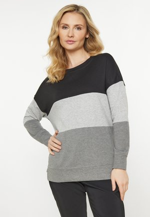 Pulover casual din bumbac, în blocuri de culori negru, gri deschis și gri închis. Dispune de un guler rotund și mâneci lungi.