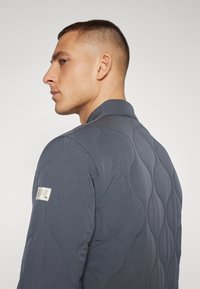 TravisMathew COME WHAT MAY - Softshelljacke - ebony
