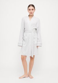 Accappatoio in cotone grigio con colletto a scialle, maniche lunghe, due tasche frontali e una cintura abbinata, con dettagli in bianco e logo.