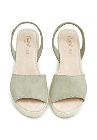 Sandalias slingback de ante verde suave con punta cerrada, plantilla intermedia envuelta en yute y plantilla acolchada para mayor comodidad.
