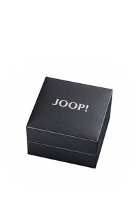 Scatola regalo nera con texture, dotata di coperchio a cerniera, con il logo argentato in rilievo "JOOP!" sulla parte superiore. Forma rettangolare compatta con linee pulite.