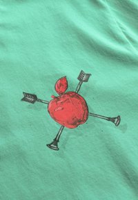 Lichtgroene katoenen t-shirt met een centrale rode appelafbeelding, omgeven door vier zwarte pijlen die naar buiten wijzen, elk met een uniek ontwerp.