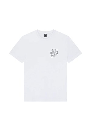 T-shirt bianca a maniche corte con un piccolo disegno nero di un teschio sull'area sinistra del petto, con la parola "DEUS" integrata nel teschio.