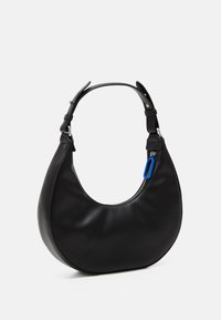 Musta nahkakäsilaukku, jolla on kaareva muoto, yksittäinen olkahihna ja sininen vetskariyksityiskohta. Sileä pinta ja vähäiset metallinväriset yksityiskohdat.